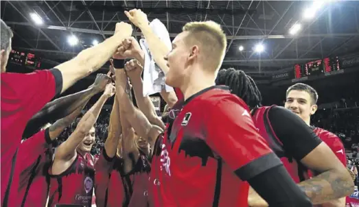  ?? ÁLVARO SÁNCHEZ ?? Los jugadores del Casademont Zaragoza celebran juntos con las manos alzadas la victoria ante el Baskonia (101-81) en el pabellón Príncipe Felipe.