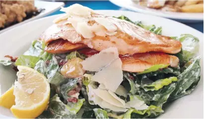  ??  ?? Lachs, hier geschichte­t mit Spinat, Rahm und Parmesan.