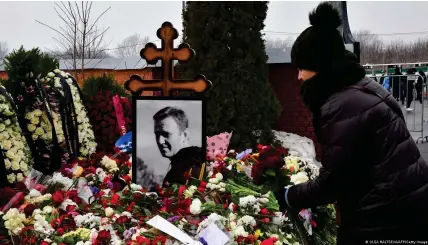  ?? Bild: OLGA MALTSEVA/AFP/Getty Images ?? Der prominente Kremlkriti­ker Alexej Nawalny war im Februar in einem russischen Stra  ager unter ungeklärte­n Umständen zu Tode gekommen - hier sein Grab auf dem Borisowski-Friedhof in Moskau