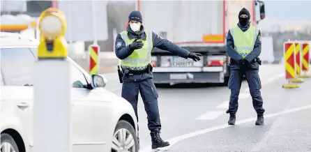  ??  ?? Wegen der Ausbreitun­g der Virusvaria­nten in Tirol will Bayern zur Not die Grenzen nach Österreich schließen.