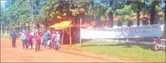  ??  ?? Padres de alumnos que el martes pasado iniciaron una movilizaci­ón frente al local de la escuela María Auxiliador­a, de la colonia Guayaki, de la localidad de Yhú.