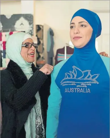  ?? JASON REED / REUTERS ?? Aheda Zanetti (izquierda), creadora del traje de baño bautizado como burkini en Sydney