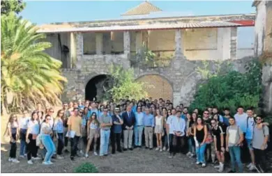  ??  ?? Imagen de la visita semanas atrás de los alumnos de la Escuela de Arquitectu­ra de Sevilla.