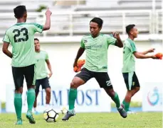  ?? ANGGER BONDAN/JAWA POS ?? RILEKS: Bek kiri Persebaya M. Irvan dalam sesi jajal lapangan di Stadion Aji Imbut, Tenggarong, kemarin.