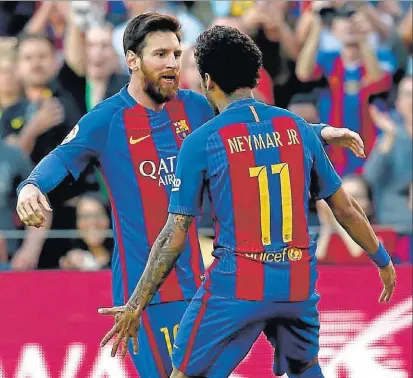  ?? LLUÍS GENÉ / AFP ?? Messi y Neymar celebran un gol con el Barcelona en mayo de 2017.