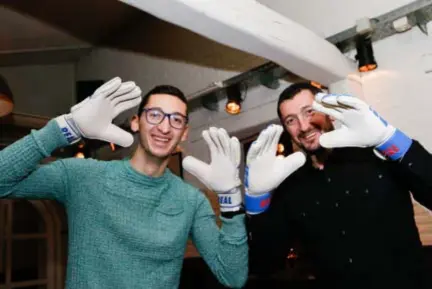  ?? FOTO KOEN FASSEUR ?? Vader Predrag (rechts) en zoon Marko Ristovic. Tegenwoord­ig allebei aan de slag als doelman.