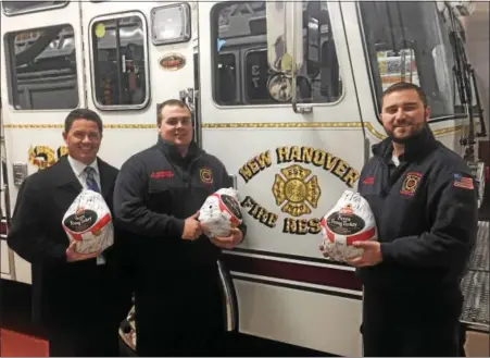  ?? SUBMITTED PHOTO ?? Gibraltar Rock’s Sean Earlen with New Hanover volunteer firefighte­rs Rob Hodes and Matt Hasson.