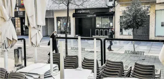  ??  ?? Una terraza desmontada en la calle San Pedro de Alcántara de Cáceres, el pasado mes de enero.