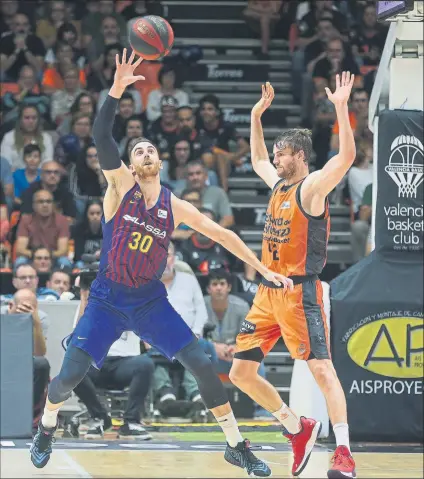  ?? FOTO: ACB PHOTO / M.A. POLO ?? Claver y Doornekamp, en el duelo liguero de la primera vuelta. El Barça ganó en la Fonteta