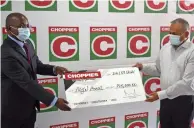  ?? ?? Tshenyego accepts a P25,000 cheque price on behalf of Nijel Amos