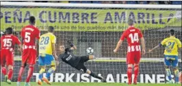  ??  ?? LA ÚLTIMA PARADA. Oblak detiene el balón a Viera