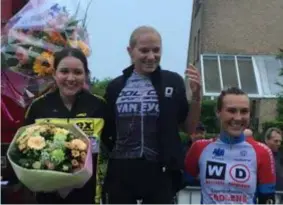  ?? FOTO RR ?? Het podium gisteravon­d in Kontich. Van links naar rechts: Kerry Jonker, winnares Demmy Druyts en Fiona Dutiaux.