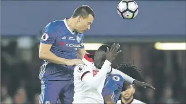  ??  ?? John Terry van Chelsea kopt de bal. Hij pikte ook zijn doelpunt mee. (Foto: EPL)