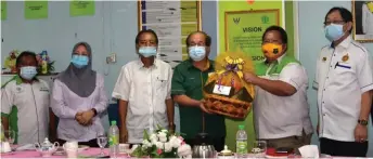  ??  ?? Uggah (fourth left) receives a memento from Sri Aman Agricultur­e officer Freddy Paul, witnessed by (from right) Harden, Mong, Simoi and Ngap.