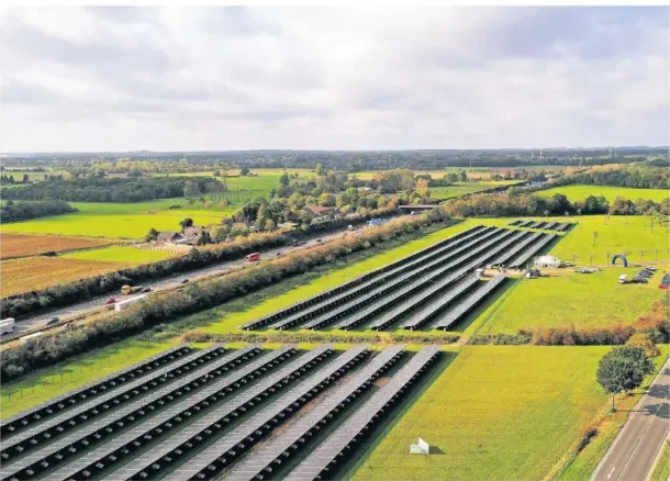  ?? FOTO: NOP ?? Der Enni-Solarpark in Moers-Vinn. Energiespe­icher helfen, das Stromnetz in sonnen- und windarmen Stunden stabil zu halten.