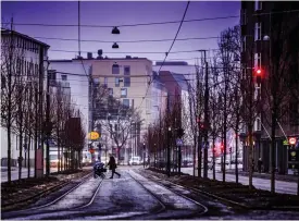  ?? FOTO: CATA PORTIN ?? Mechelinga­tan börjar vara redo. Men ännu finns trafikprop­par vid Södra Hesperiaga­tan och i anslutning­en till Västerlede­n.