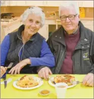  ?? BARB AGUIAR/Westside Weekly BARB AGUIAR/Westside Weekly ?? Colleen and Michael Linley enjoy a Native taco Maria McManus of Pine Acres makes the lunch at Pine Acres. bannock fresh for Native Taco Day.