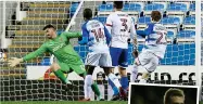  ?? BPI/GETTY IMAGES ?? Spot the difference: the first half saw both sides in similar kits (above), but Reading shone in orange after half-time (right)