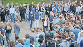  ??  ?? Schülerinn­en und Schüler des Kempener Berufskoll­egs trafen sich – alle in Blautönen gekleidet – gestern Morgen für Dreharbeit­en für einen Film zum Thema Menschenre­chte auf dem Schulhof.