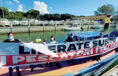  ?? (Ansa) ?? Da Mazara Lo striscione per la liberazion­e dei 18 pescatori sequestrat­i a Bengasi