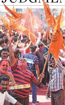  ?? — AP, AFP, PTI ?? People react after the Supreme Court verdict on Saturday. The judgment in the politicall­y sensitive Ayodhya land dispute case is historic in more than one sense as it is perhaps for the first time in the 69-year history of the Supreme Court that a verdict was delivered on Saturday.