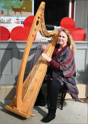  ?? JESI YOST — FOR MEDIANEWS GROUP ?? Cindy DePietro plays a gothic style folk harp outside of Studio B Art Gallery.