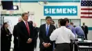  ??  ?? Siemens hat eine lange Tradition in den USA: Hier der damalige US-Finanzmini­ster Jack Lew (Mitte) beim Besuch einer Siemen-Fabrik in Alpharetta, Georgia (2013)