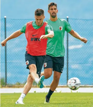  ?? Foto: Klaus Rainer Krieger ?? Jeffrey Gouweleeuw lässt hier im Trainingss­piel in Mals Rani Khedira hinter sich und schießt aufs Tor.