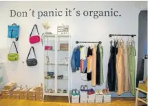  ??  ?? Una de las paredes con el lema ‘Don’t panic it’s organic’.
