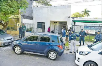  ??  ?? Efectivos policiales entrevista­n a la víctima y a posibles testigos, sobre las circunstan­cias del asalto perpetrado ayer en el barrio Mariscal López de la capital.