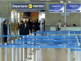  ??  ?? Stop Ieri in Israele i passeggeri italiani di tre voli (di cui uno da Orio) sono stati respinti