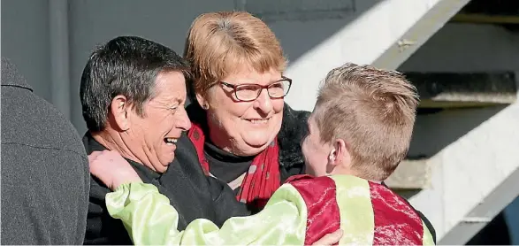  ?? SUPPLIED ?? Champion apprentice Sam Weatherley gets a congratula­tory hug from his grandparen­ts Dan and Raewyn after his Taumarunui Cup win on Gentle Tonton.