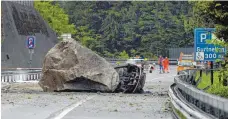  ?? FOTO: DPA ?? Dieser Fels krachte vor elf Jahren auf die Gotthard-Autobahn. Dabei starben zwei Deutsche.