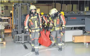  ?? FOTO: JENS GESCHKE ?? Die Feuerwehrm­änner „retten“bei der Hauptübung eine vermisste Person.