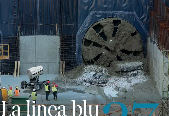  ?? (foto LaPresse) ?? In cantiere La Tbm (talpa meccanica) ha raggiunto ieri mattina il traguardo di piazza Tricolore dopo aver completato lo scavo della tratta Est della linea M4 (5 chilometri di percorso su 15,2). A giugno partiranno i lavori sul braccio Ovest (dal...