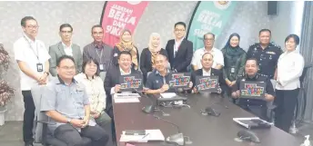  ?? ?? Rentap (seated fourth left) and members of the organising committee pose after the press conference.