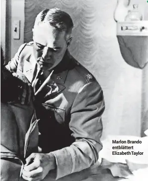  ??  ?? Marlon Brando entblätter­t Elizabeth Taylor
