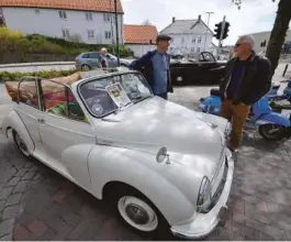  ??  ?? BRITISK: Arne Andersen (t.v.) kjørte Morris Minor Convertibl­e.