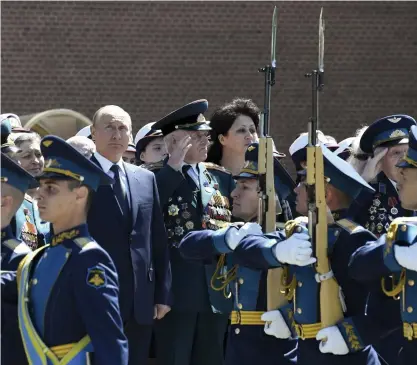  ?? FOTO: ALEXEI NIKOLSKY/AP ?? ■ Vladimir Putin övervakar ceremonier­na vid Okända soldatens grav i Moskva i juni 2020, omgiven av sina undersåtar. Joshua Yaffa porträtter­ar de handlingsk­raftiga personer som implemente­rar Putinregim­ens beslut samtidigt som de tvingas verka i en bur av förordning­ar och politiska hänsyn.