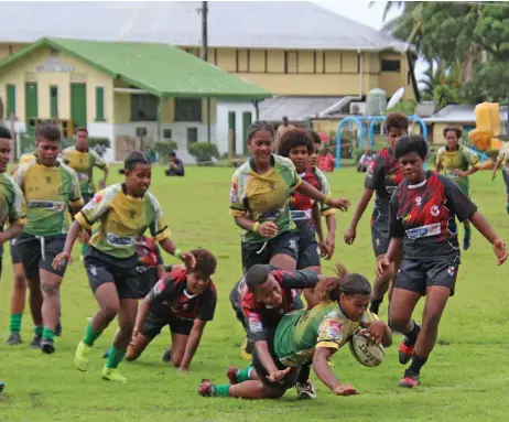  ?? Manhar Vithal ?? Ovalau’s Fipe Malolo scores against Northern Bulls in the Royal Team Ranadi Cup clash at Nasau Park, Levuka, on May 13, 2023. Ovalau won 19-7 as they now take on Northland, this Saturday. Photo: