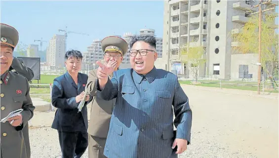  ?? AFP ?? Cúpula. El presidente norcoreano, Kim Jong-un, junto a algunos de sus principale­s jefes militares bromeando ante la prensa oficial del régimen.