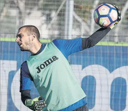  ?? FOTO: PEP MORATA ?? Pau no quiere volver a moverse del Espanyol Le queda un año de contrato, pero por ahora se centra en luchar por la titularida­d