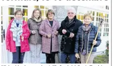  ??  ?? Mini-guirlandes en mains, Joëlle Sorel, Adeline Leffondré, Annie Degrenne, Thierry Bigot et Annie Bedel, mettent la dernière touche au riche programme prévu.