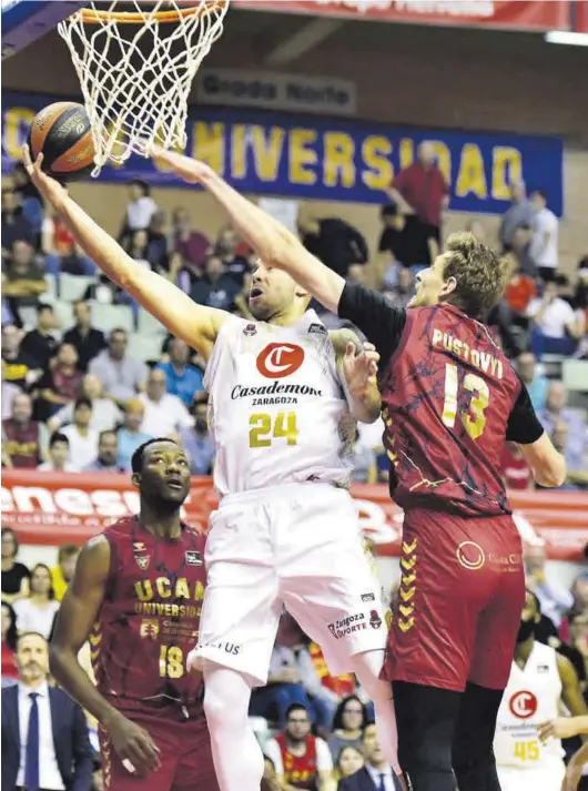  ?? ACB PHOTO ?? Pustovyi tapona a Jovic durante el partido de ayer entre el UCAM Murcia y el Casademont Zaragoza.