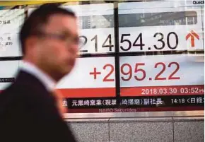 ?? [FOTO HIASAN] ?? Paparan skrin menunjukka­n harga saham di pasaran Tokyo melonjak berikutan rali di Wall Street, semalam.