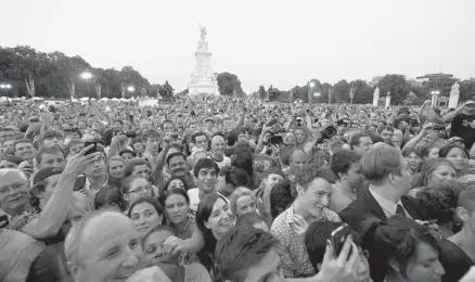  ?? Will Oliver/afp-getty Images ?? Crowds gather Monday in the forecourt of Buckingham Palace to see an easel, below, announcing the birth of William and Kate’s son.