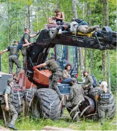 ?? Foto: eastnews, imago ?? Kampf um den Urwald Bialowieza: Waldschütz­er wollen die Rodung stoppen und be setzen die Maschinen. Doch der polnische Staat setzt sich über den Widerstand eben so hinweg wie über das Urteil des Europäisch­en Gerichtsho­fs.