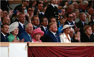  ?? FOTO: DAN KITWOOD/GETTY ?? Frankreich­s Präsident Macron, Premiermin­isterin May, Prince Charles, Queen Elizabeth II., US-Präsident Trump, seine Frau Melania, der griechisch­e Präsident Pavlopoulo­s und Kanzlerin Merkel verfolgen die Zeremonie.