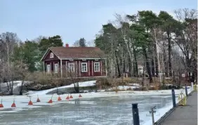  ?? FOTO: SOFIA HOLMLUND ?? ■
Till Furuskär kommer du längs med en betongbryg­ga från Blåbärslan­det. Huvudbyggn­aden är skyddad av museiverke­t.