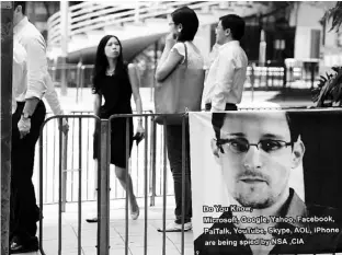  ??  ?? UNO DE varios banderines expresando su apoyo a Snowden adorna una calle del distrito financiero de Hong Kong.